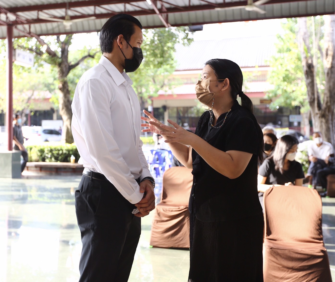 พิธีรดน้ำศพคุณพ่อประมวลบิดาของตอง กวินทร์