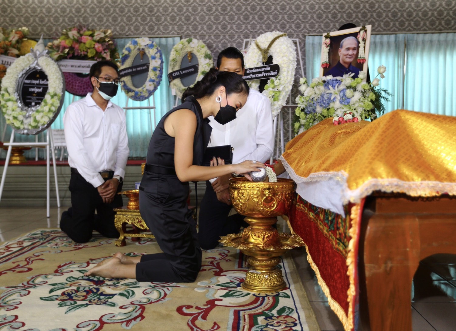 พิธีรดน้ำศพคุณพ่อประมวลบิดาของตอง กวินทร์