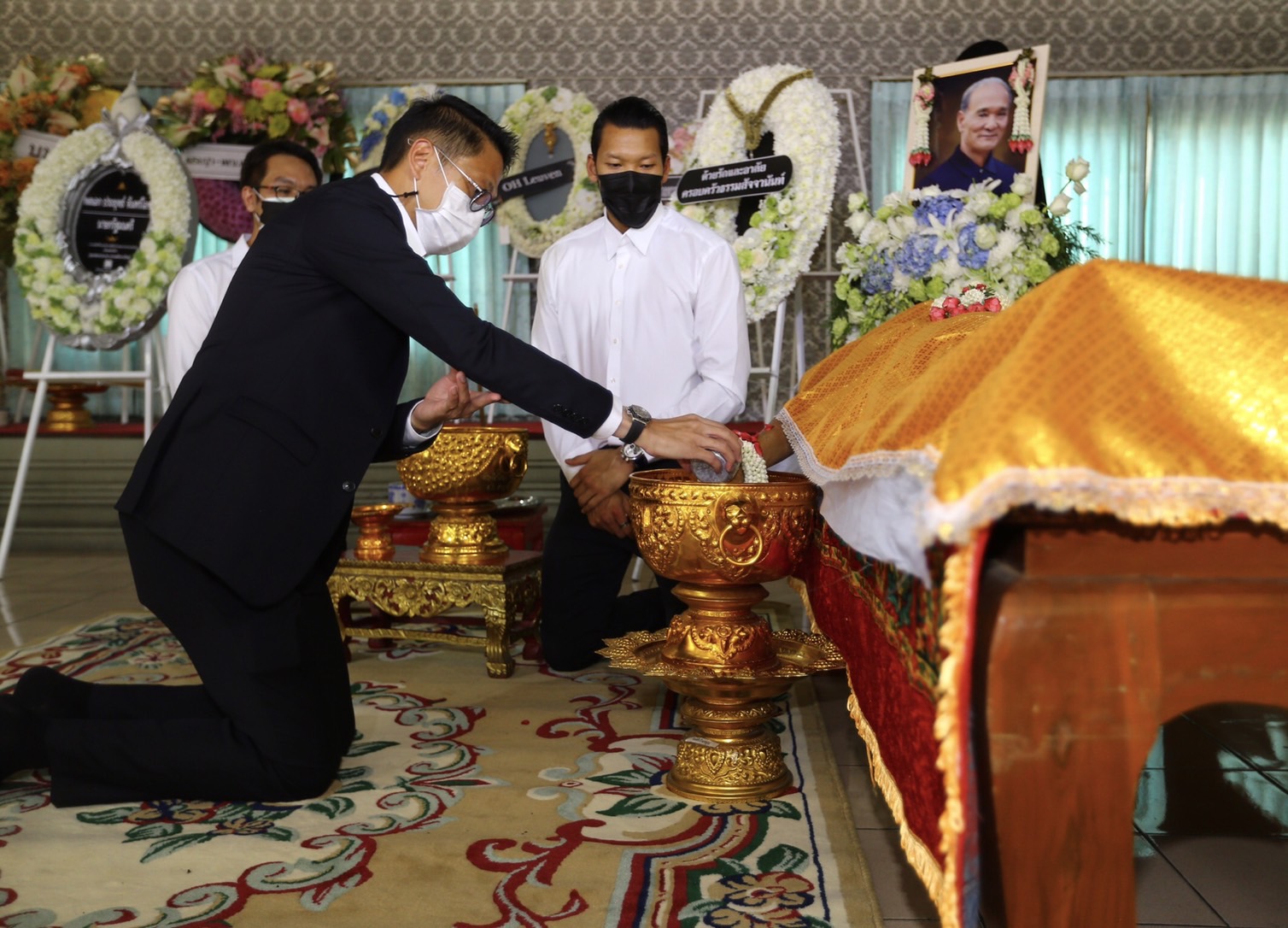 พิธีรดน้ำศพคุณพ่อประมวลบิดาของตอง กวินทร์