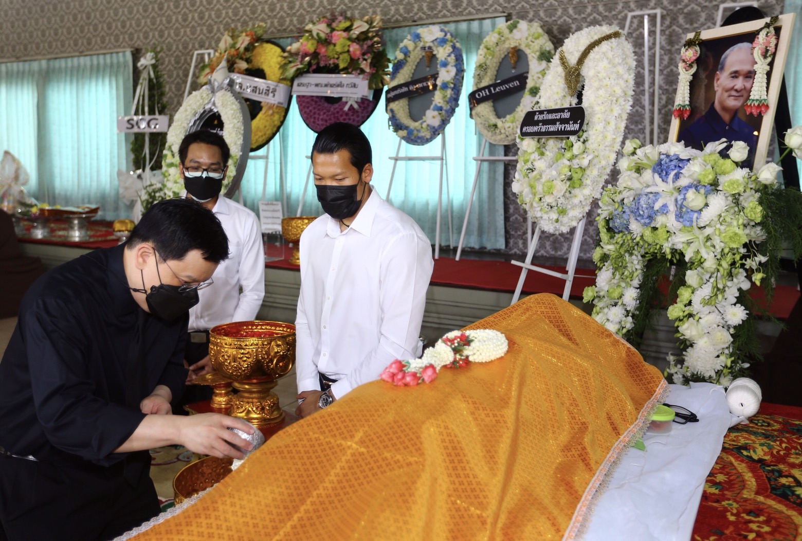 พิธีรดน้ำศพคุณพ่อประมวลบิดาของตอง กวินทร์