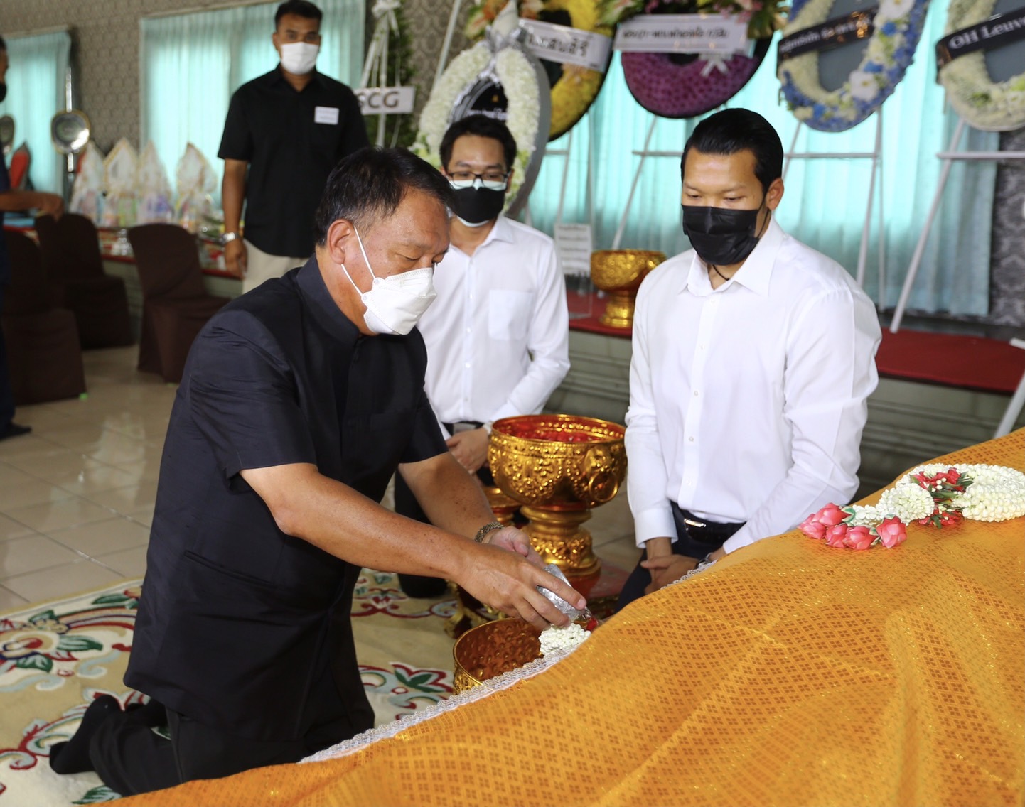 พิธีรดน้ำศพคุณพ่อประมวลบิดาของตอง กวินทร์