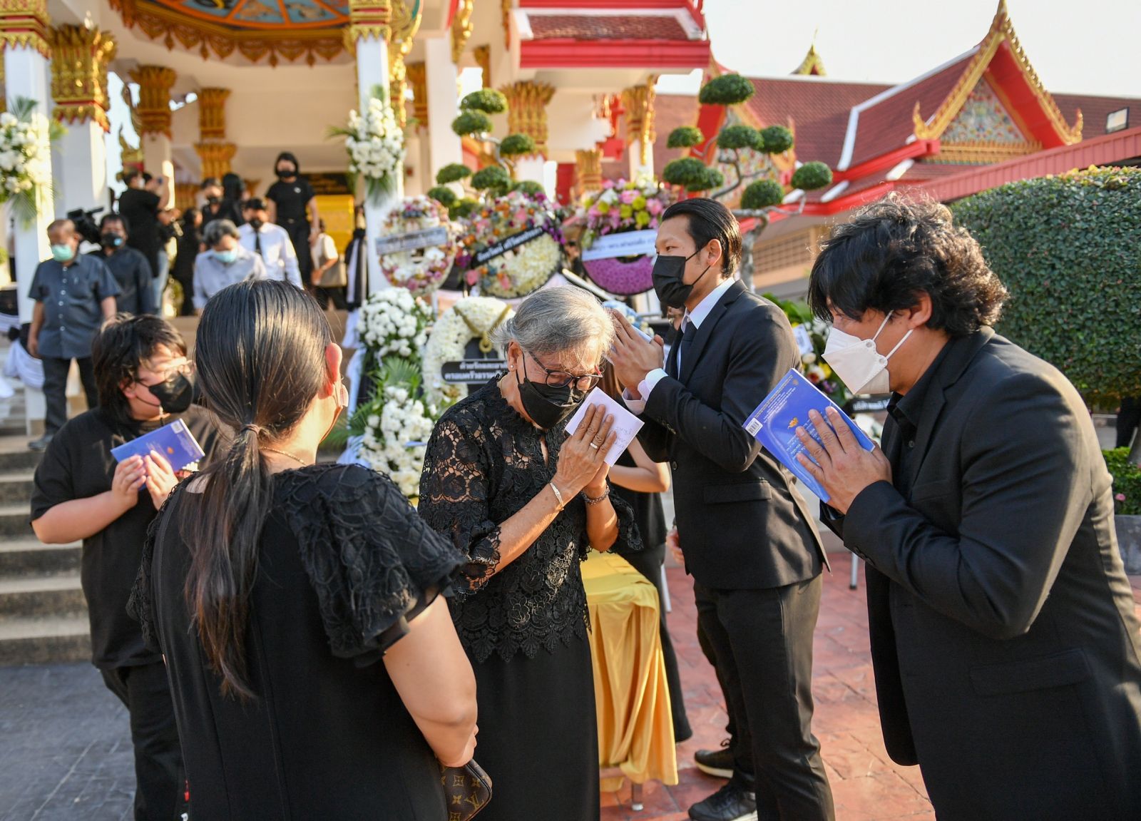 ผู้คนร่วมอาลัยแน่นวัดพิธีฌาปนกิจ"คุณพ่อประมวล"สู่สรวงสวรรค์