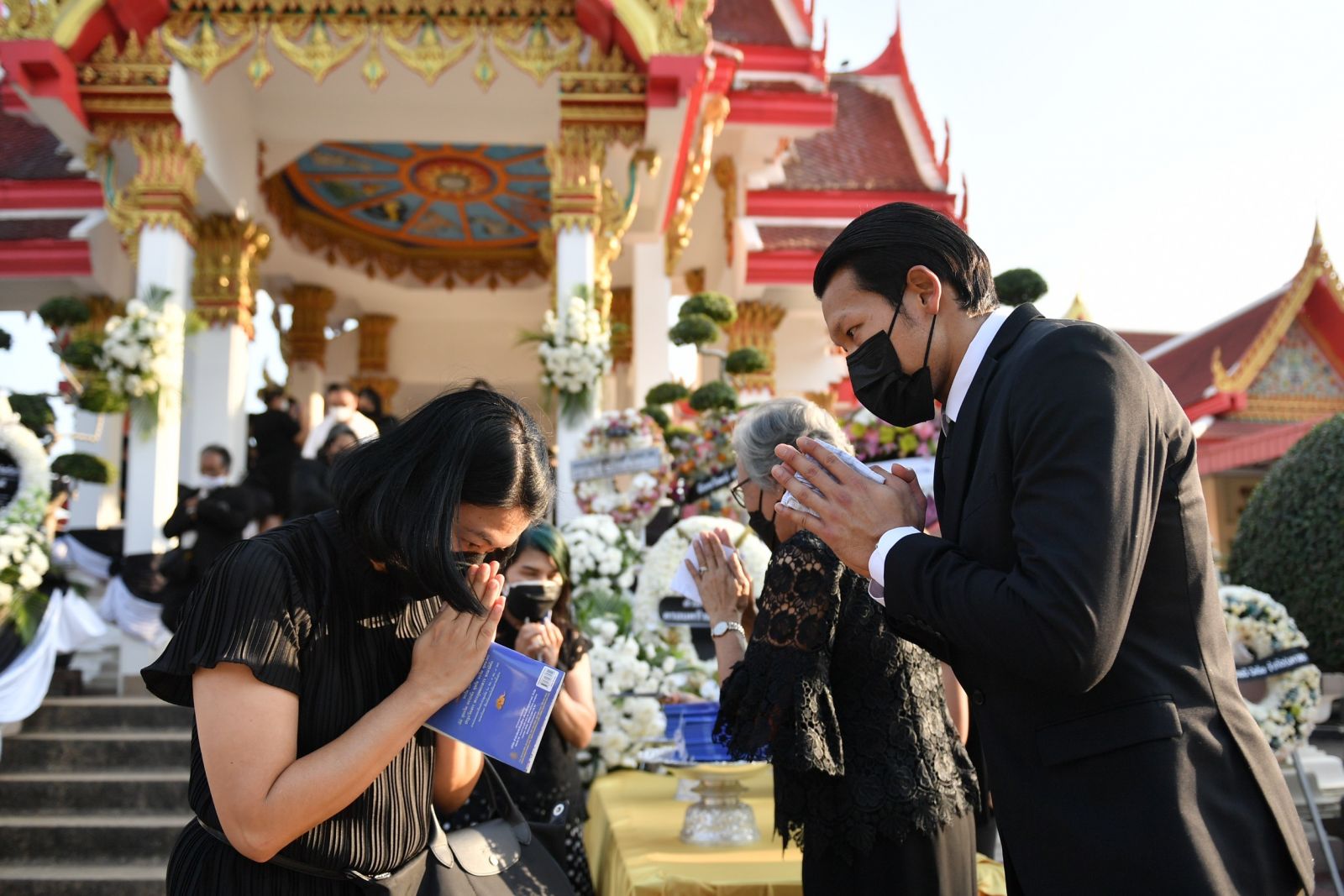 ผู้คนร่วมอาลัยแน่นวัดพิธีฌาปนกิจ"คุณพ่อประมวล"สู่สรวงสวรรค์